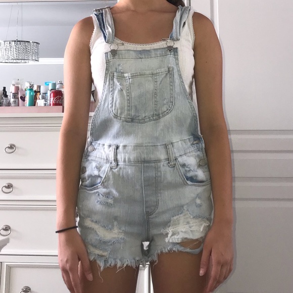 light wash denim shorts overalls - Picture 5 of 6